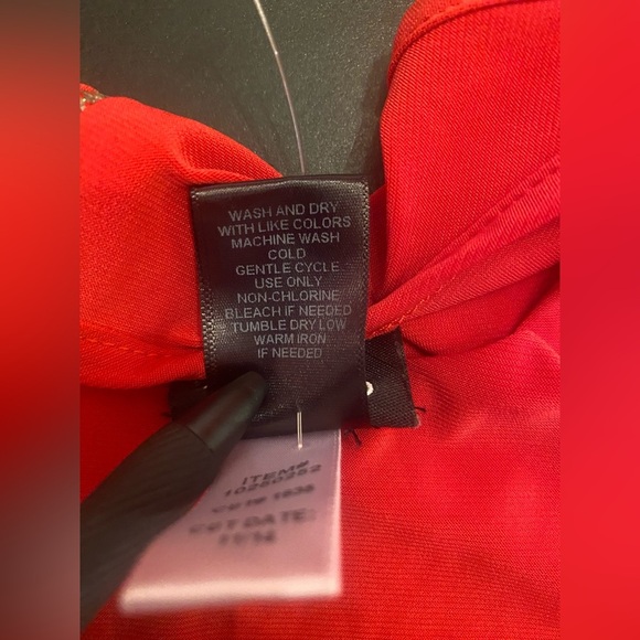 Torrid Woman’s Red Flattering Side Gathered Red Top Size 1 -14/16 - 1X NWOT - Picture 3 of 7